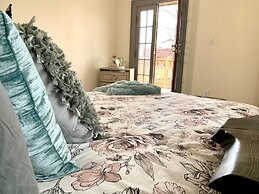 The Aquarium Chateau - With Private Yard & Parking, Near Falls, Casino