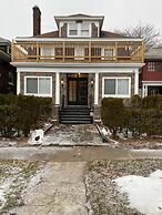 The Aquarium Chateau - With Private Yard & Parking, Near Falls, Casino