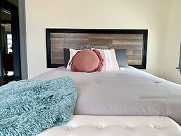 The Aquarium Chateau - With Private Yard & Parking, Near Falls, Casino