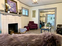 The Aquarium Chateau - With Private Yard & Parking, Near Falls, Casino