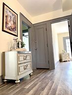 The Aquarium Chateau - With Private Yard & Parking, Near Falls, Casino