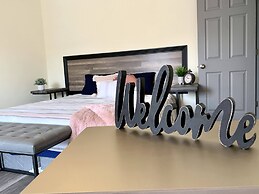 The Aquarium Chateau - With Private Yard & Parking, Near Falls, Casino