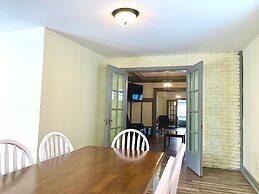 The Aquarium Chateau - With Private Yard & Parking, Near Falls, Casino