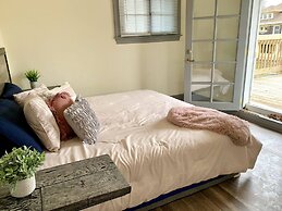 The Aquarium Chateau - With Private Yard & Parking, Near Falls, Casino