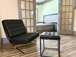 The Aquarium Chateau - With Private Yard & Parking, Near Falls, Casino