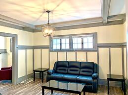 The Aquarium Chateau - With Private Yard & Parking, Near Falls, Casino