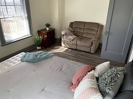 The Aquarium Chateau - With Private Yard & Parking, Near Falls, Casino