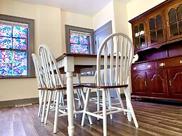 The Aquarium Chateau - With Private Yard & Parking, Near Falls, Casino