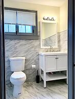 The Aquarium Chateau - With Private Yard & Parking, Near Falls, Casino