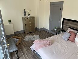 The Aquarium Chateau - With Private Yard & Parking, Near Falls, Casino