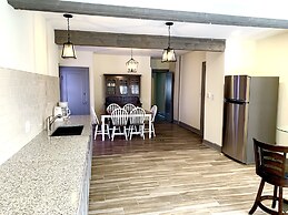 The Aquarium Chateau - With Private Yard & Parking, Near Falls, Casino