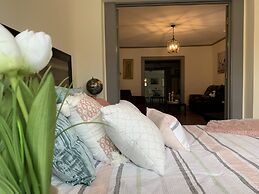 The Aquarium Chateau - With Private Yard & Parking, Near Falls, Casino