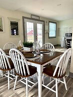 The Aquarium Chateau - With Private Yard & Parking, Near Falls, Casino