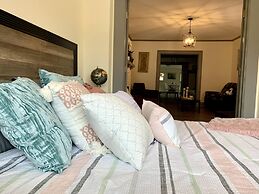 The Aquarium Chateau - With Private Yard & Parking, Near Falls, Casino