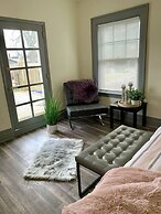 The Aquarium Chateau - With Private Yard & Parking, Near Falls, Casino