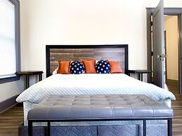 The Aquarium Chateau - With Private Yard & Parking, Near Falls, Casino