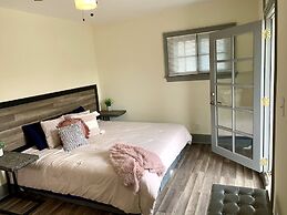 The Aquarium Chateau - With Private Yard & Parking, Near Falls, Casino