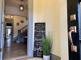 The Aquarium Chateau - With Private Yard & Parking, Near Falls, Casino