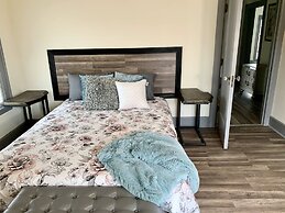 The Aquarium Chateau - With Private Yard & Parking, Near Falls, Casino