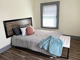 The Aquarium Chateau - With Private Yard & Parking, Near Falls, Casino