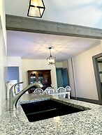 The Aquarium Chateau - With Private Yard & Parking, Near Falls, Casino