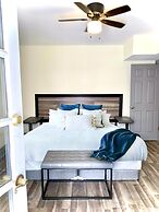 The Aquarium Chateau - With Private Yard & Parking, Near Falls, Casino