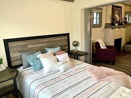 The Aquarium Chateau - With Private Yard & Parking, Near Falls, Casino