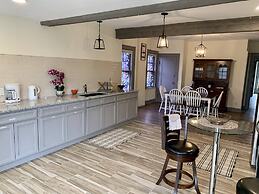 The Aquarium Chateau - With Private Yard & Parking, Near Falls, Casino