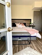 The Aquarium Chateau - With Private Yard & Parking, Near Falls, Casino