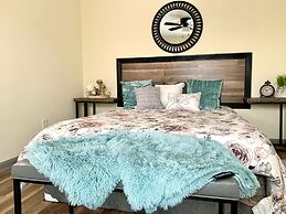 The Eastside Manor - Private Yard & Parking, Near Falls & Casino by Ni