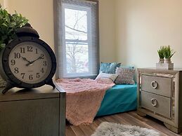 The Eastside Manor - Private Yard & Parking, Near Falls & Casino by Ni