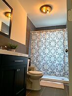 The Eastside Manor - Private Yard & Parking, Near Falls & Casino by Ni