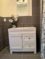 The Eastside Manor - Private Yard & Parking, Near Falls & Casino by Ni