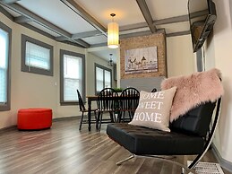 The Eastside Manor - Private Yard & Parking, Near Falls & Casino by Ni