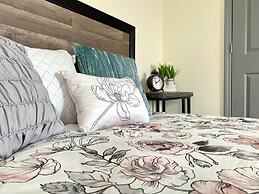 The Eastside Manor - Private Yard & Parking, Near Falls & Casino by Ni