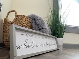 The Eastside Manor - Private Yard & Parking, Near Falls & Casino by Ni