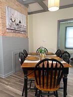 The Eastside Manor - Private Yard & Parking, Near Falls & Casino by Ni