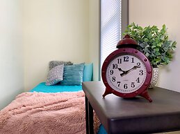 The Eastside Manor - Private Yard & Parking, Near Falls & Casino by Ni