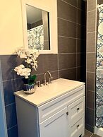 The Eastside Manor - Private Yard & Parking, Near Falls & Casino by Ni