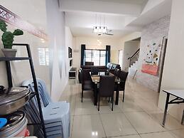 The Woodz Homestay - 2 Storey House