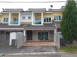 The Woodz Homestay - 2 Storey House