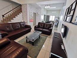 The Woodz Homestay - 2 Storey House