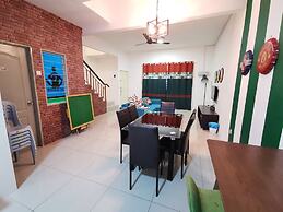 The Woodz Homestay - 2 Storey House