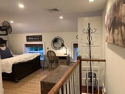 Historic Boyd Harvey House and Grounds 2 Bedroom Home by RedAwning