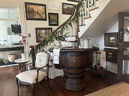 Historic Boyd Harvey House and Grounds 2 Bedroom Home by RedAwning