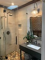 Historic Boyd Harvey House and Grounds 2 Bedroom Home by RedAwning