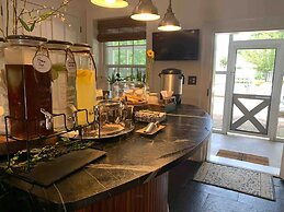 Historic Boyd Harvey House and Grounds 2 Bedroom Home by RedAwning