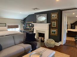 Historic Boyd Harvey House and Grounds 2 Bedroom Home by RedAwning