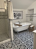 Historic Boyd Harvey House and Grounds 2 Bedroom Home by RedAwning