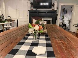 Historic Boyd Harvey House and Grounds 2 Bedroom Home by RedAwning